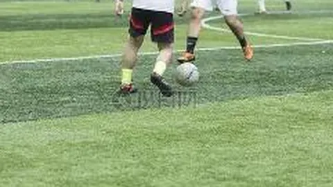 林峯厦大百年盛典受瞩目，富豪簇拥间展谦逊举杯